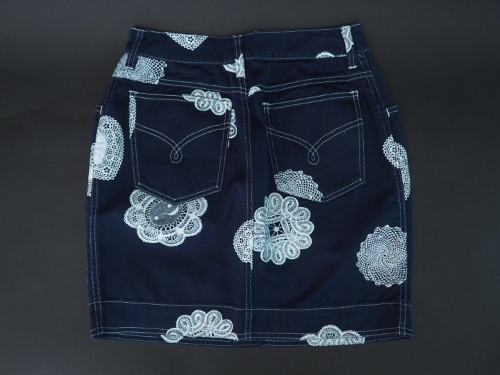 	MOSCHINO Jupe bleu marine, à décor de rosaces blanches. Ouverture à l