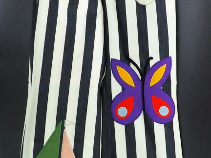 	MOSCHINO Cheap and chic. Pantalon large, à motifs de couleur sur fond