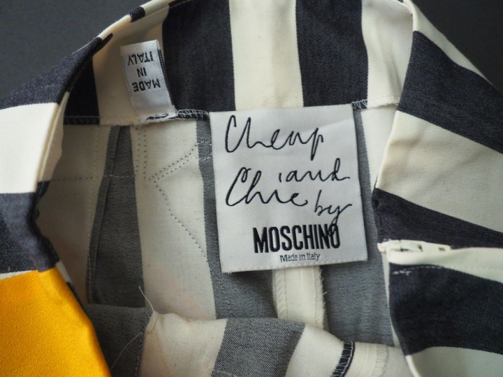 	MOSCHINO Cheap and chic. Pantalon large, à motifs de couleur sur fond