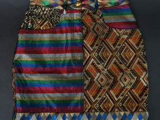 Vente aux enchères MOSCHINO Mini-jupe en tissu bariolé et pailleté. Ouverture à l’avant a