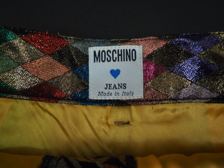 MOSCHINO Mini-jupe en tissu bariolé et pailleté. Ouverture à l’avant a