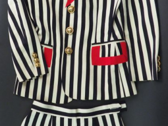 Vente aux enchères 	MOSCHINO Cheap and chic. Tailleur en tissu rayé crème et noir à galon