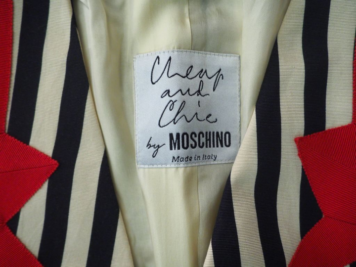 	MOSCHINO Cheap and chic. Tailleur en tissu rayé crème et noir à galon