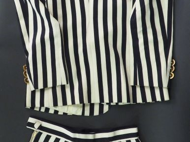 	MOSCHINO Cheap and chic. Tailleur en tissu rayé crème et noir à galon