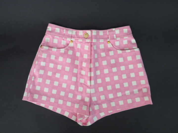	Gianni VERSACE Mini-short vichy rose. Deux poches à l’avant et à l’ar