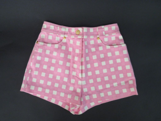 Vente aux enchères 	Gianni VERSACE Mini-short vichy rose. Deux poches à l’avant et à l’ar