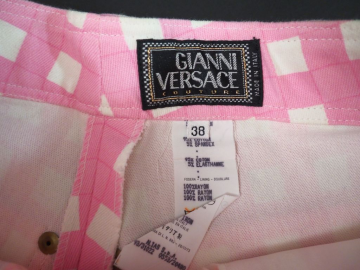 	Gianni VERSACE Mini-short vichy rose. Deux poches à l’avant et à l’ar