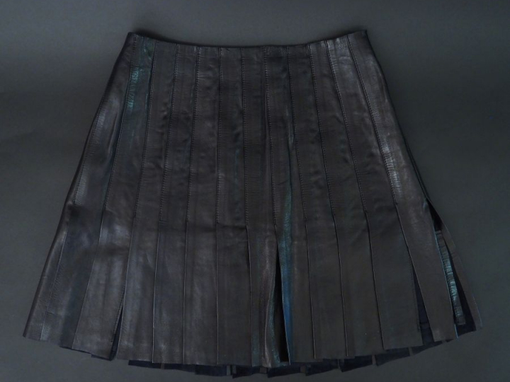 Jean-Claude JITROIS Mini-jupe plissée en cuir noir. Fermeture à l’arri
