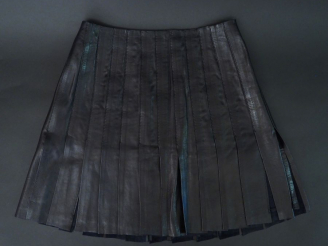 Vente aux enchères Jean-Claude JITROIS Mini-jupe plissée en cuir noir. Fermeture à l’arri