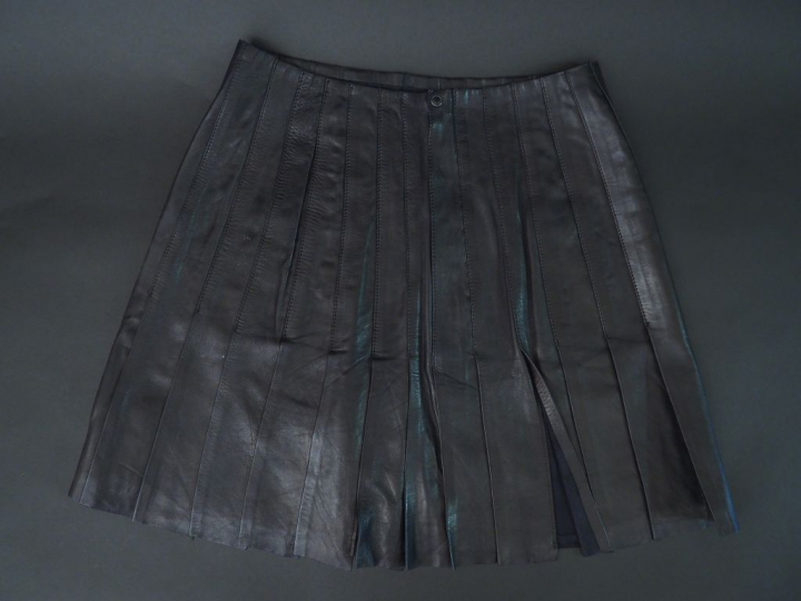 Jean-Claude JITROIS Mini-jupe plissée en cuir noir. Fermeture à l’arri