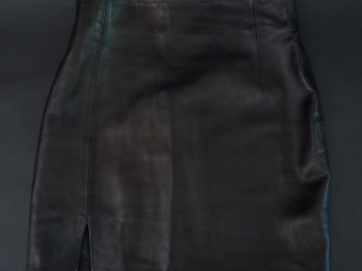 Vente aux enchères 	Jean-Claude JITROIS Jupe lisse en cuir noir. Petite fente à l’avant. 