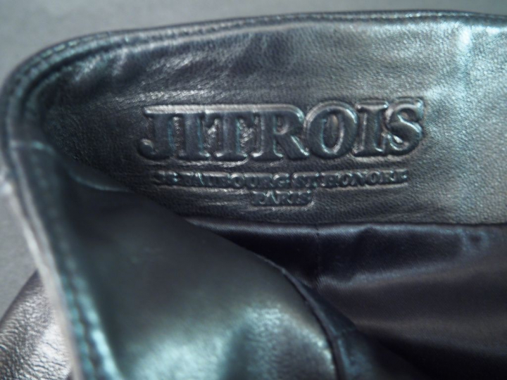 	Jean-Claude JITROIS Jupe lisse en cuir noir. Petite fente à l’avant. 