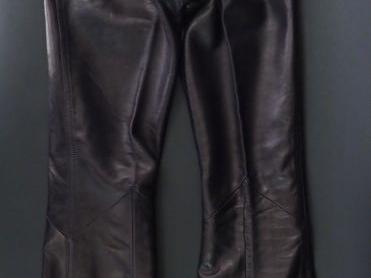 Jean-Claude JITROIS Pantalon évasé en cuir noir.  Cinq poches. Braguet