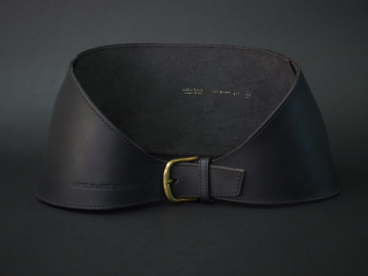 Anne-Marie BERETTA Large ceinture en cuir noir.  Boucle en métal doré.