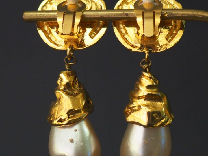 Christian LACROIX  Paire de clips d’oreilles en métal doré et perles d