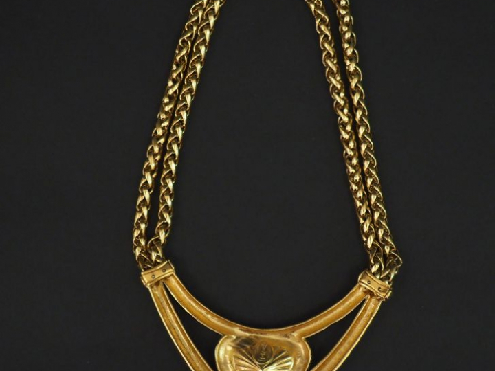 YVES SAINT LAURENT  Collier en métal doré serti en son centre d'un str