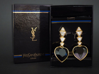 Vente aux enchères 	YVES SAINT LAURENT  Paire de clips d'oreilles pendantes, serties de s
