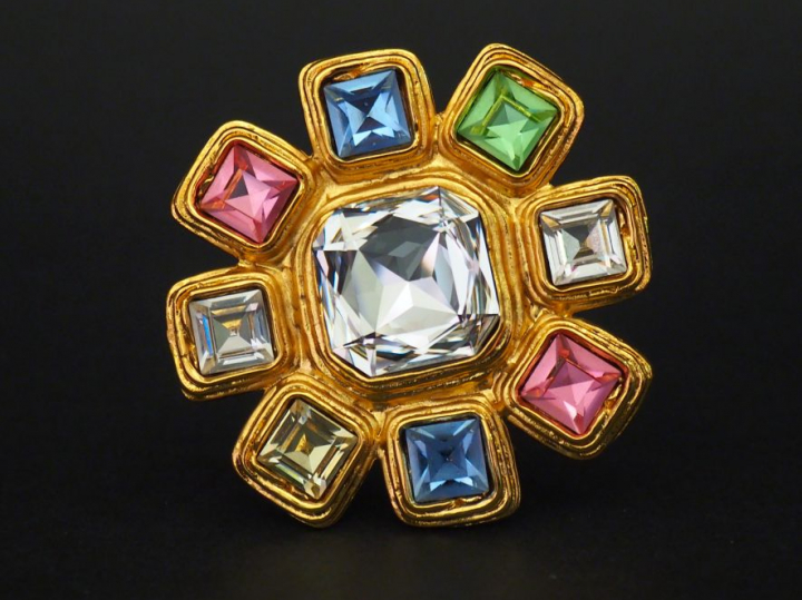 	EDOUARD RAMBAUD Broche en forme d'étoile en métal doré et pierres fan