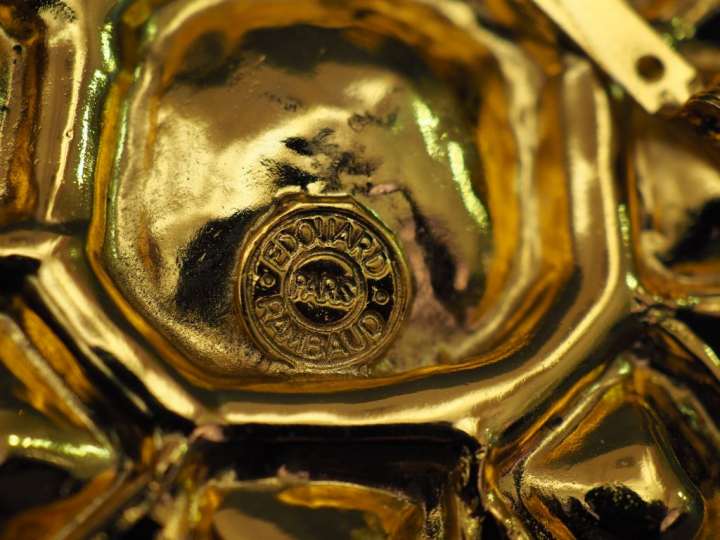 	EDOUARD RAMBAUD Broche en forme d'étoile en métal doré et pierres fan