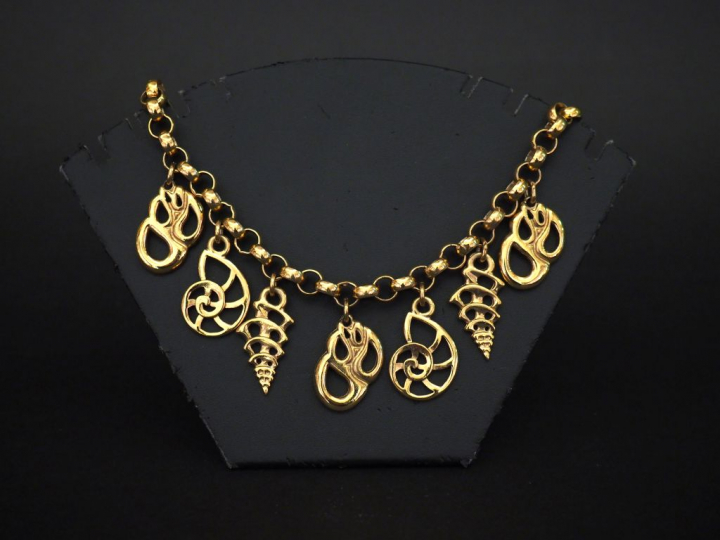 GUY LAROCHE. Collier en métal doré, à décor de pendeloques. Signé.