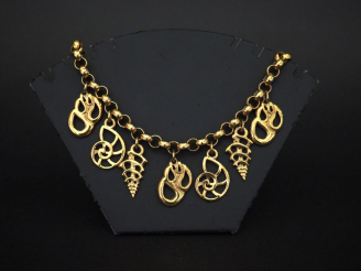 Vente aux enchères GUY LAROCHE. Collier en métal doré, à décor de pendeloques. Signé.