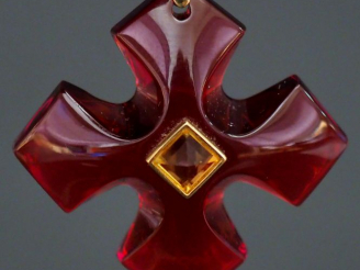 Vente aux enchères BACCARAT Pendentif croix en cristal rouge et jaune.  Bélière en or jau