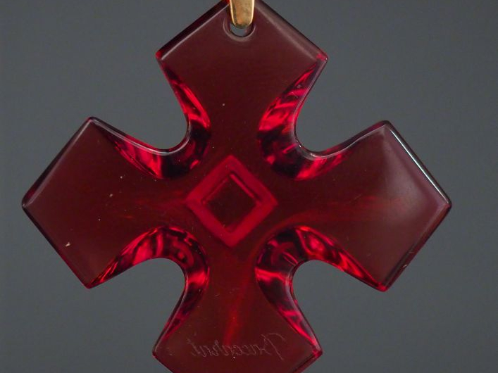 BACCARAT Pendentif croix en cristal rouge et jaune.  Bélière en or jau