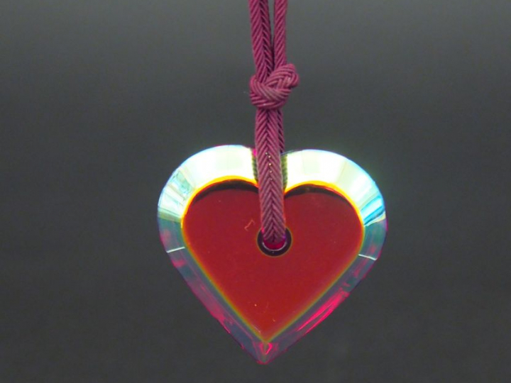	BACCARAT Pendentif en forme de coeur en cristal rouge, retenu par un 