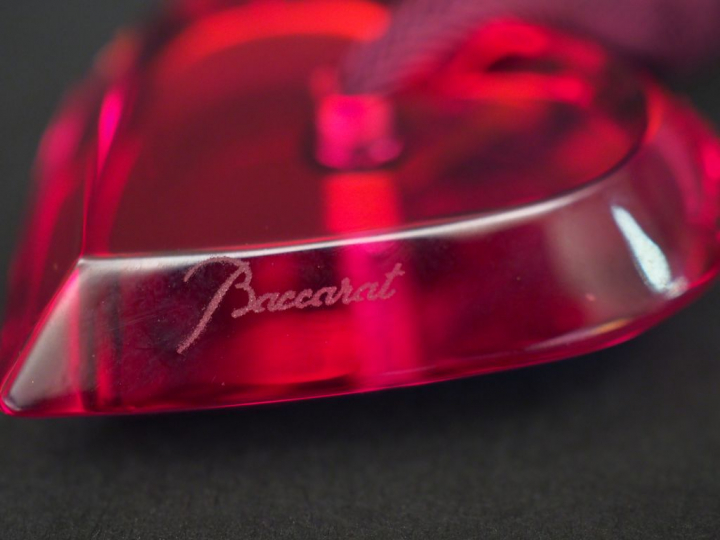 	BACCARAT Pendentif en forme de coeur en cristal rouge, retenu par un 