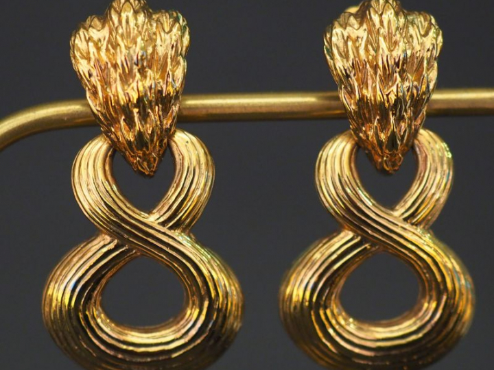 Paire de clips d'oreilles pendants en métal doré.