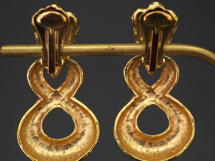 Paire de clips d'oreilles pendants en métal doré.