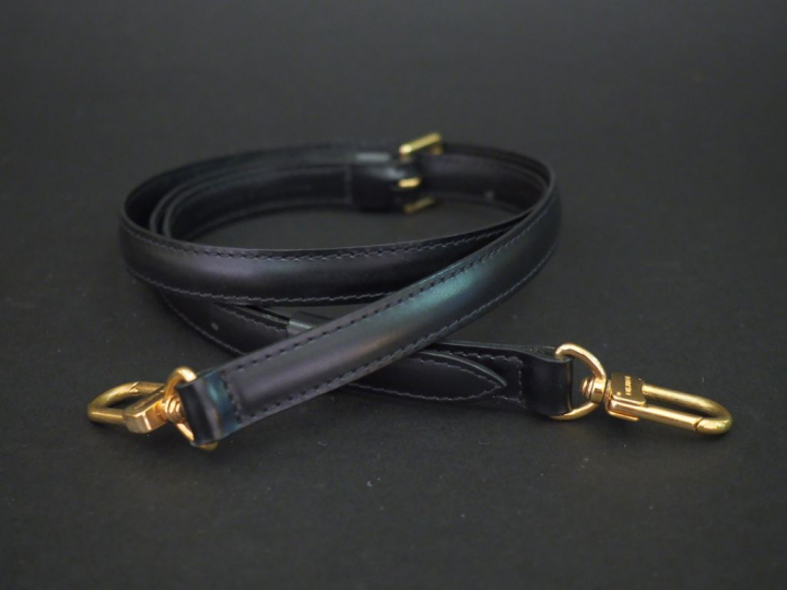 Louis VUITTON Sac modèle « Alma » en cuir épi noir. Double poignées. F