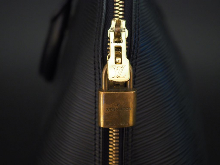 Louis VUITTON Sac modèle « Alma » en cuir épi noir. Double poignées. F