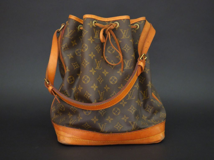 	Louis VUITTON Sac seau, modèle "Noé" en toile monogrammée et cuir fau