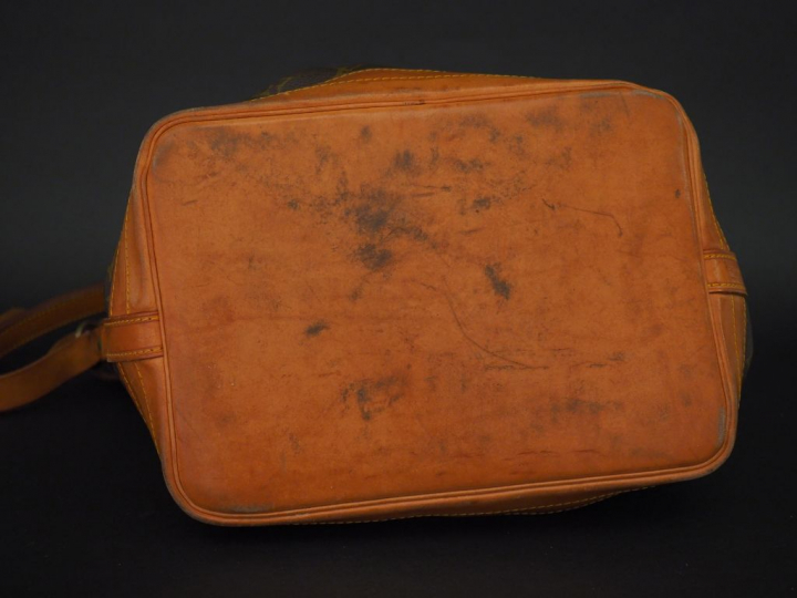 	Louis VUITTON Sac seau, modèle "Noé" en toile monogrammée et cuir fau