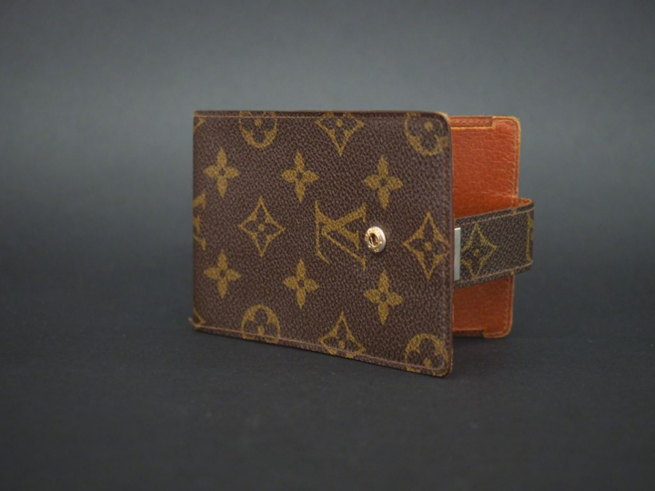 Louis VUITTON Porte-chéquier en cuir monogrammé. Attache latérale. Sig