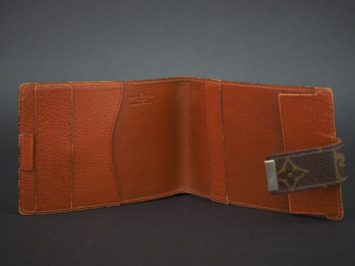 Louis VUITTON Porte-chéquier en cuir monogrammé. Attache latérale. Sig