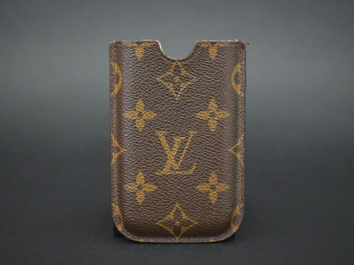 Louis VUITTON Etui pour téléphone portable en cuir monogrammé. 11.3 x 