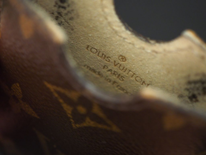 Louis VUITTON Etui pour téléphone portable en cuir monogrammé. 11.3 x 