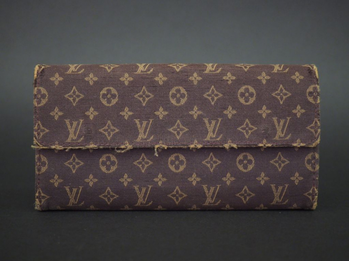 	Louis VUITTON Portefeuille en toile monogrammée. Intérieur cuir.  Com