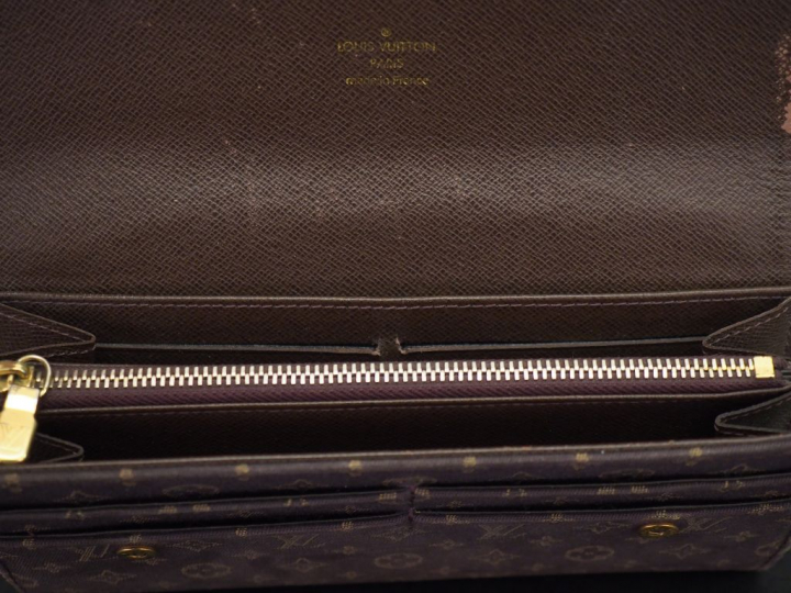 	Louis VUITTON Portefeuille en toile monogrammée. Intérieur cuir.  Com