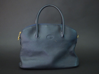Vente aux enchères 	LONGCHAMP Sac à main en cuir bleu. Double anses, fermeture à zip.  Ba