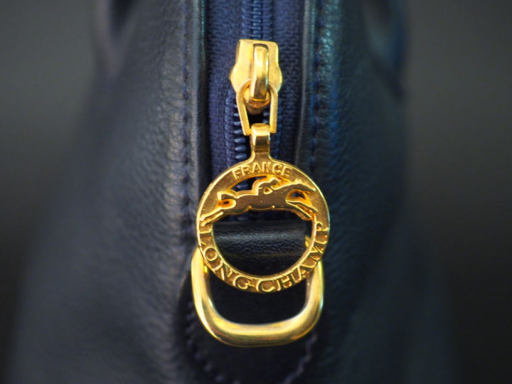 	LONGCHAMP Sac à main en cuir bleu. Double anses, fermeture à zip.  Ba