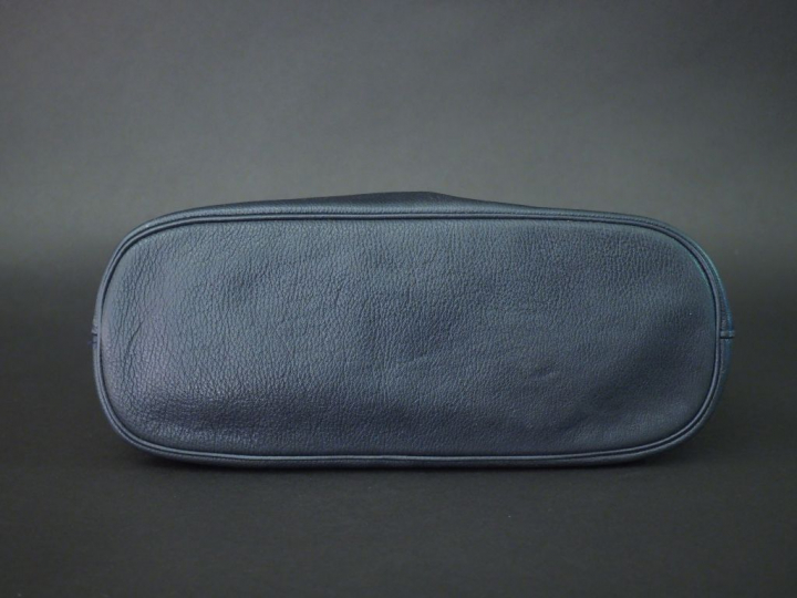 	LONGCHAMP Sac à main en cuir bleu. Double anses, fermeture à zip.  Ba