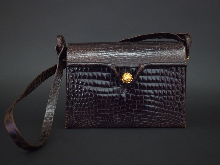 Lucienne MENTHAL Sac bandoulière en cuir marron. Fermeture à rabat agr