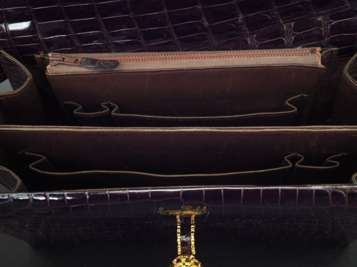 Lucienne MENTHAL Sac bandoulière en cuir marron. Fermeture à rabat agr