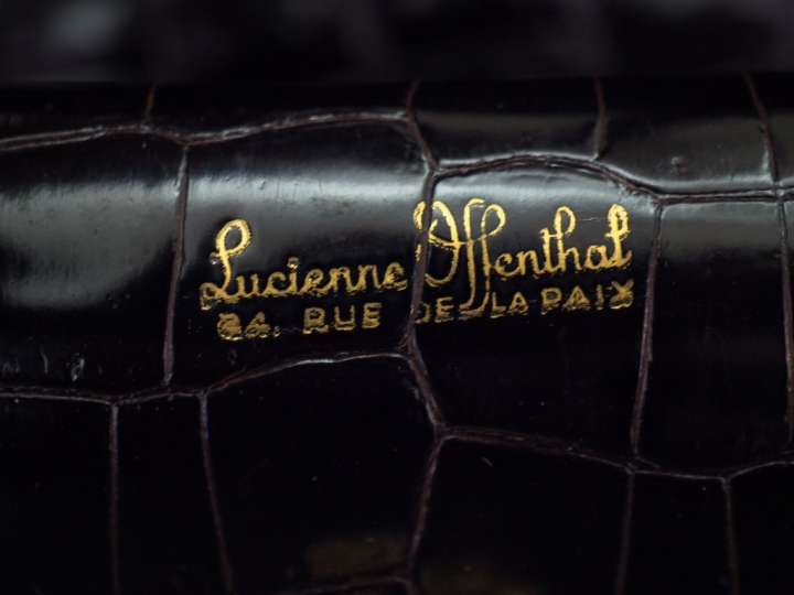 Lucienne MENTHAL Sac bandoulière en cuir marron. Fermeture à rabat agr