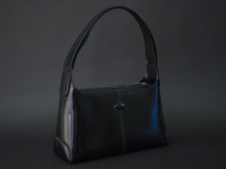 TOD'S Sac porté épaule en cuir vernis noir.  Une anse. Fermeture à zip