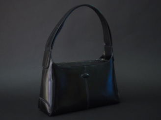 Vente aux enchères TOD'S Sac porté épaule en cuir vernis noir.  Une anse. Fermeture à zip