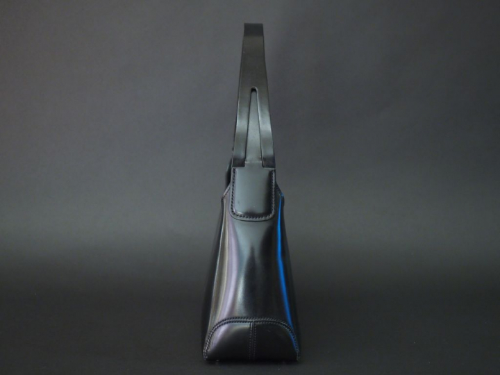 TOD'S Sac porté épaule en cuir vernis noir.  Une anse. Fermeture à zip